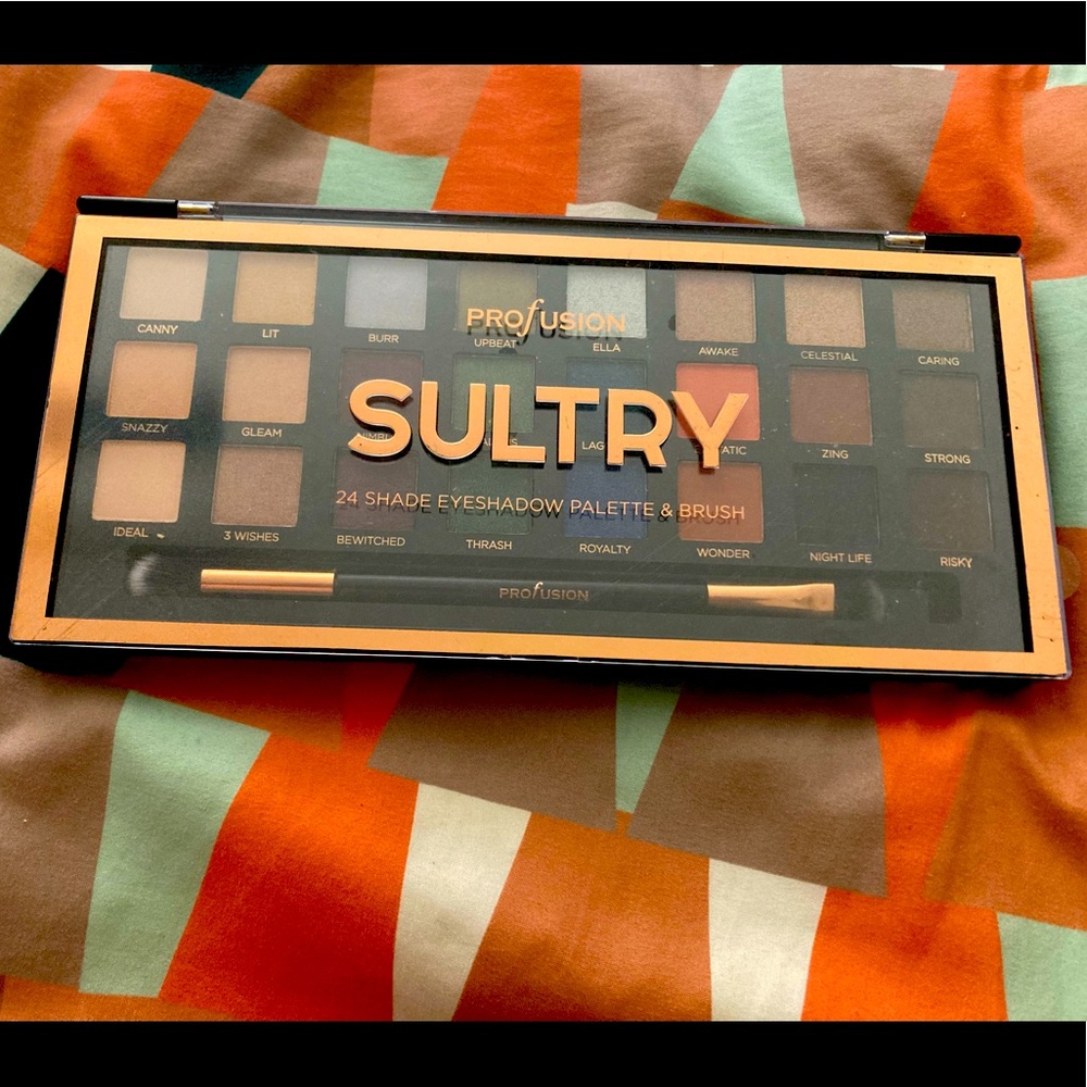 Profusion Sultry - 24 Color Eyeshadow Palette with Brush